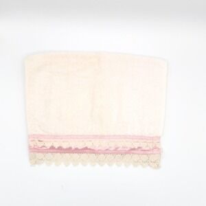 Vintage Dundee Fingertip Towel Off‎ white and pink